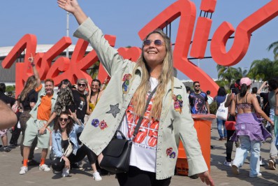 Paraguaia Matilde Parodi, de 29 anos, com jaqueta bordada à mão para show do Coldplay, neste sábado (10) - Sandro Vox/ Agência O Dia
