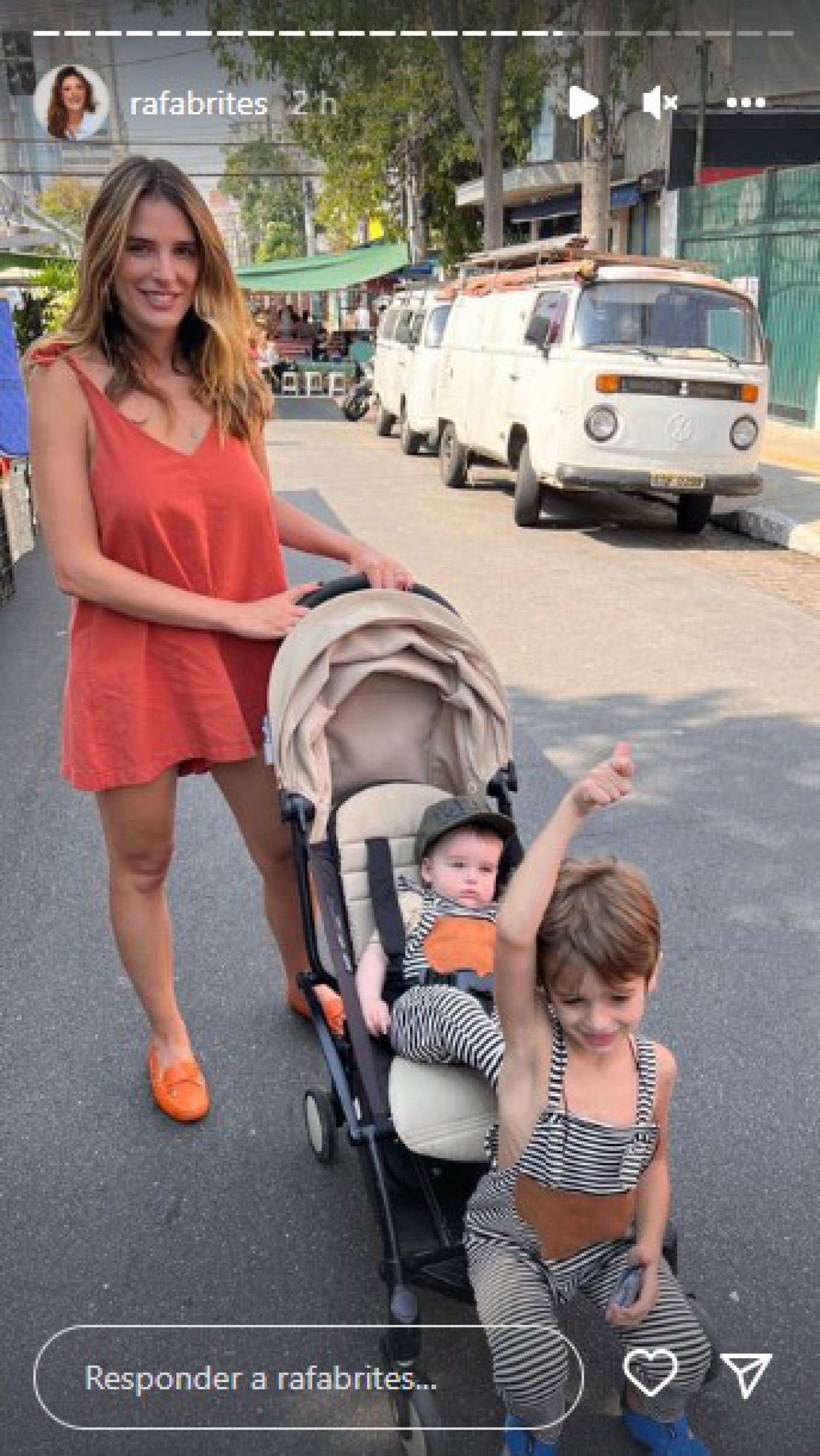 Rafa Brites leva filhos para a feira - Reprodução/Internet