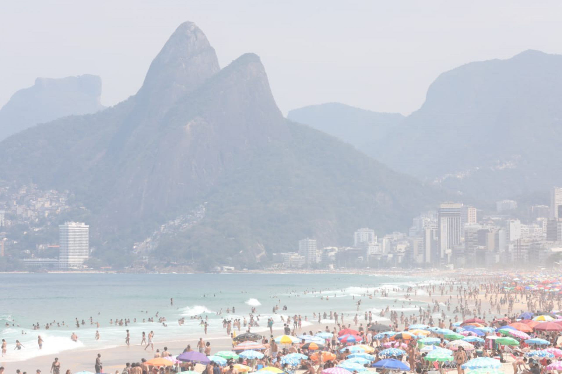 Cariocas aproveitam sábado de sol na praia antes da chegada da frente fria - Pedro Ivo/Agência O Dia