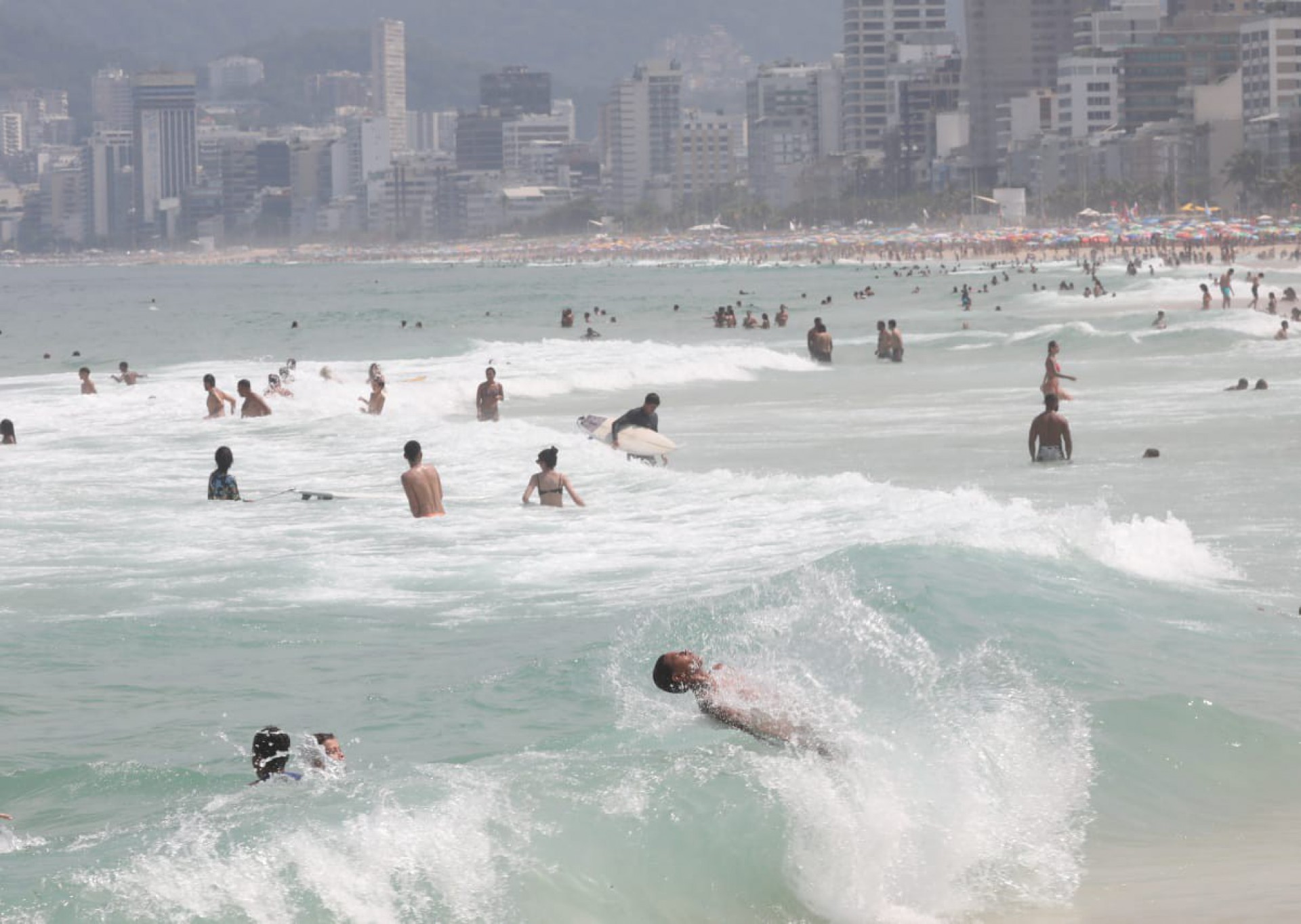 Cariocas aproveitam sábado de sol na praia antes da chegada da frente fria - Pedro Ivo/Agência O Dia