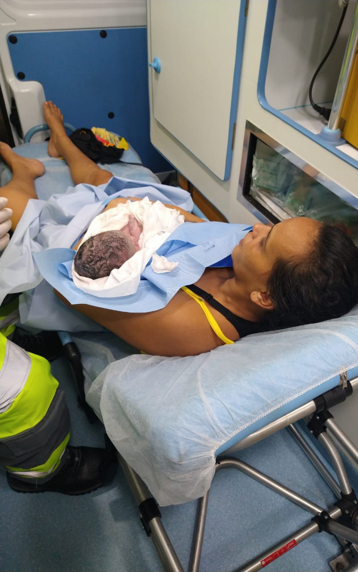 A mãe e o bebê que nasceu na Linha Amarela passam bem de saúde - Divulgação