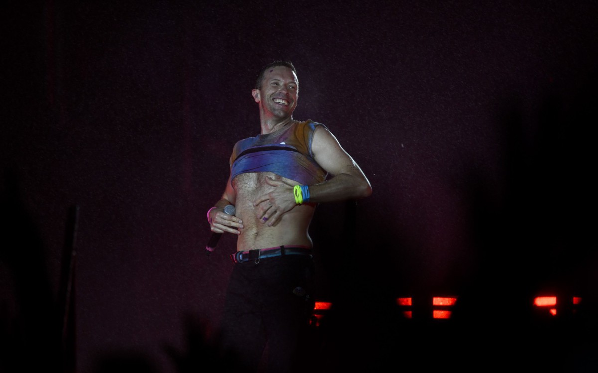Apresentação da banda Coldplay no Palco Mundo, durante o sexto dia do Festival Rock In Rio 2022, realizado na Cidade do Rock, Zona Oeste do Rio de Janeiro, neste sábado (10) - MAURO PIMENTEL / AFP
