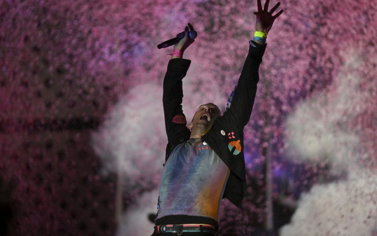 Apresentação da banda Coldplay no Palco Mundo, durante o sexto dia do Festival Rock In Rio 2022, realizado na Cidade do Rock, Zona Oeste do Rio de Janeiro, neste sábado (10) - MAURO PIMENTEL / AFP