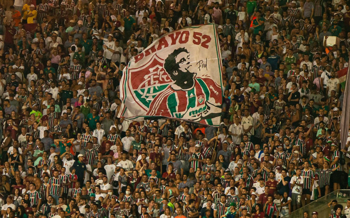 Bandeira para Fred no jogo contra o Fortaleza - Marcelo Goncalves