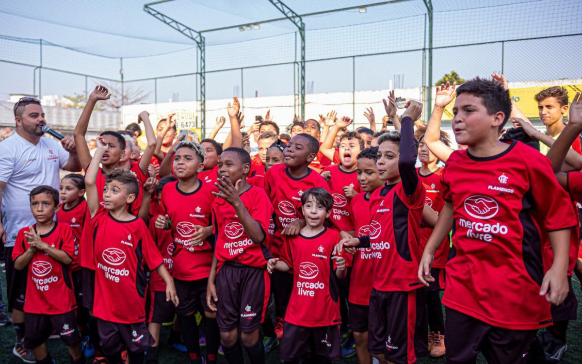 As crian&ccedil;as na nova escolinha do Fla em Belford Roxo