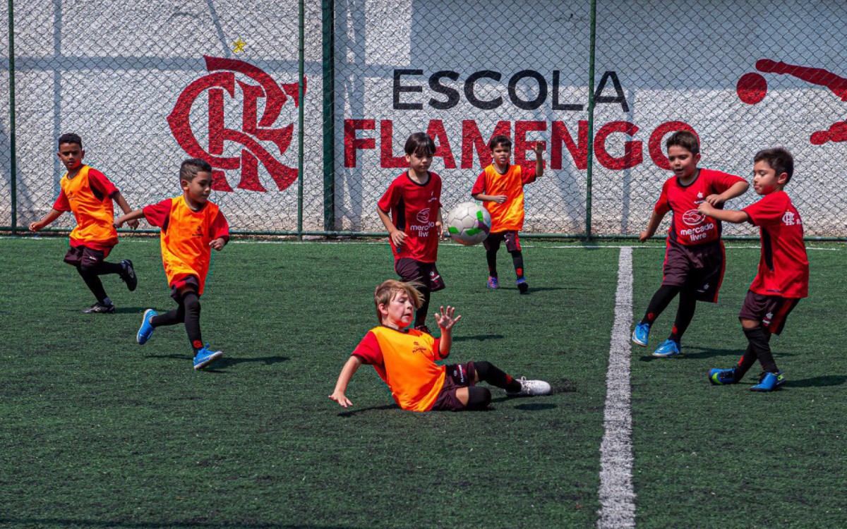 As crian&ccedil;as da nova escolinha do Fla recebendo apoio do clube com uniformes e equipamentos