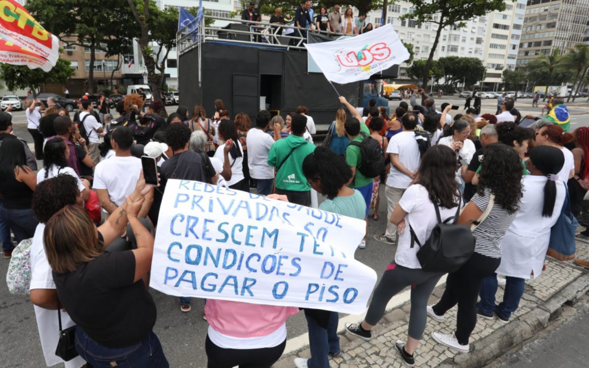 Ato em Copacabana contra decis&atilde;o do ministro do STF que suspendeu novo piso salarial da enfermagem
