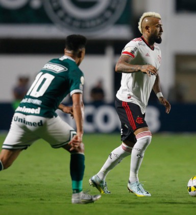 Flamengo fica no empate com o Goiás e vê Palmeiras abrir nove