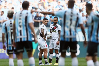 Na estreia de Jorginho, Vasco leva virada do Grêmio e vê vaga no G-4 ameaçada