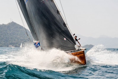 Histórico barco de bandeira australiana vence regata do Colégio Naval durante a Semana de Vela de Angra dos Reis