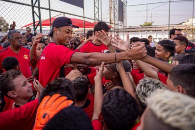 Bruno Henrique e Rodrigo Caio inauguram escolinha do Flamengo, em Belford Roxo, que antes era do Fluminense