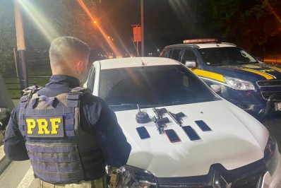 PRF prende quatro suspeitos que carregavam pistolas no interior de carro em Rio Bonito