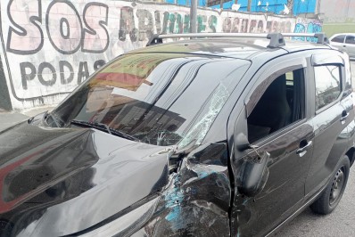 Carro faz conversão proibida e acaba colidindo com BRT na Zona Norte