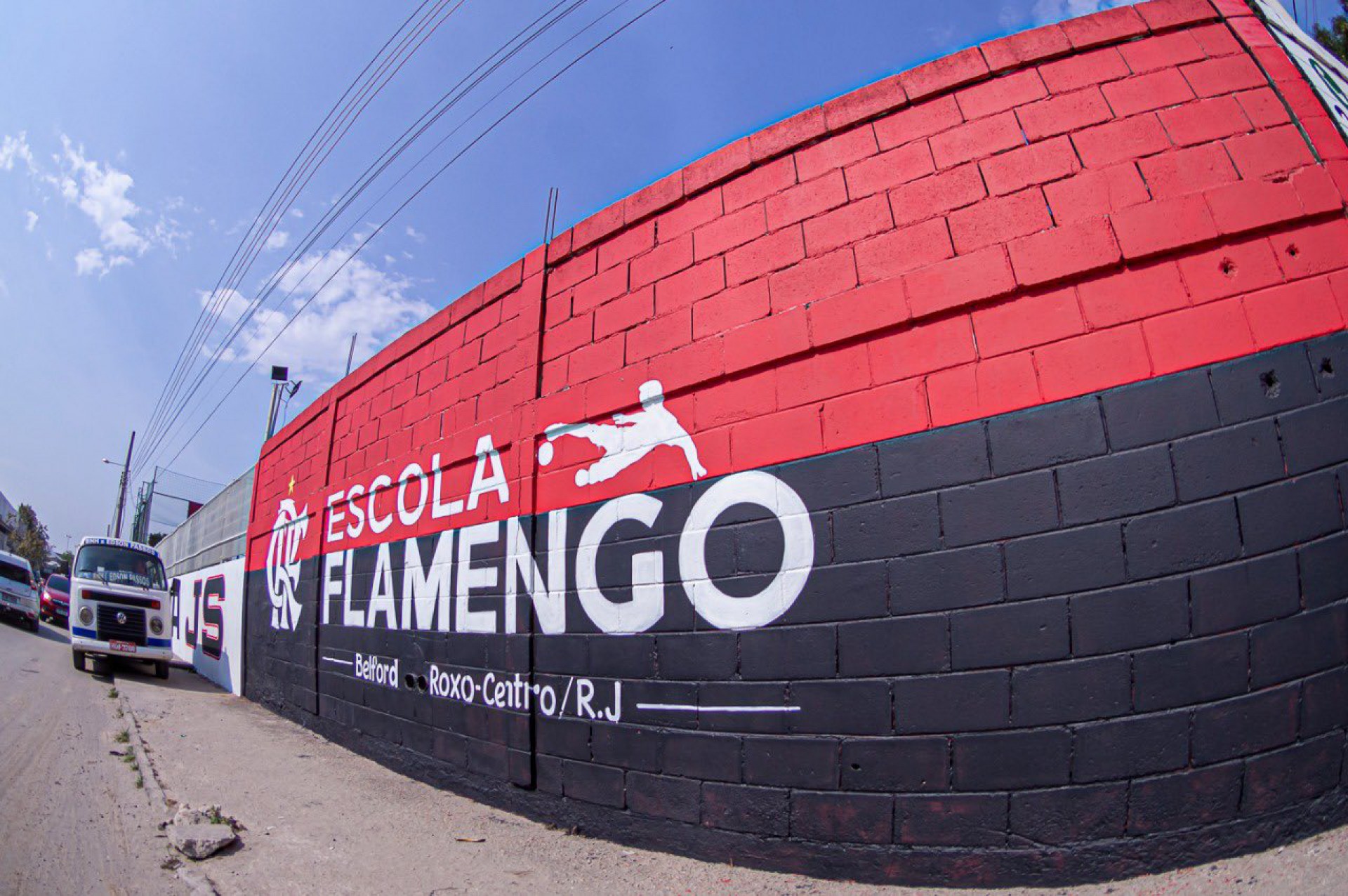 O local j&aacute; conta com as cores rubro-negras - Paula Reis / Flamengo