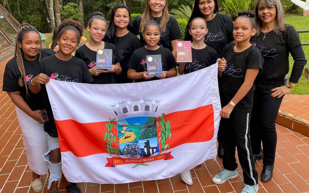 Integrantes da Companhia WL Artes exibem orgulhosos os pr&ecirc;mios e a   de Belford Roxo