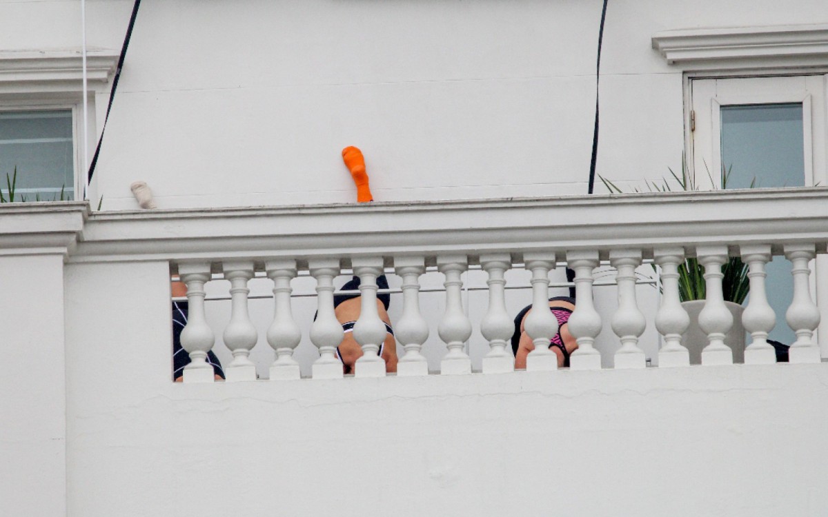 Dua Lipa faz ioga na varanda do Copacabana Palace, na Zona Sul, ap&oacute;s se apresentar no Rock in Rio