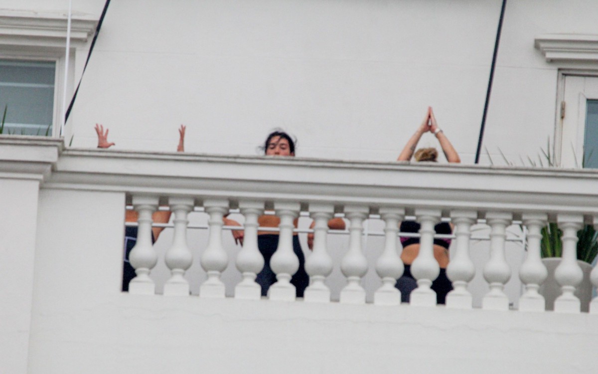 Dua Lipa faz ioga na varanda do Copacabana Palace, na Zona Sul, ap&oacute;s se apresentar no Rock in Rio