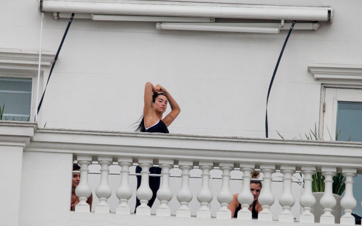 Dua Lipa faz ioga na varanda do Copacabana Palace, na Zona Sul, após se apresentar no Rock in Rio - JC Pereira e Gabriel Rangel / Ag. News