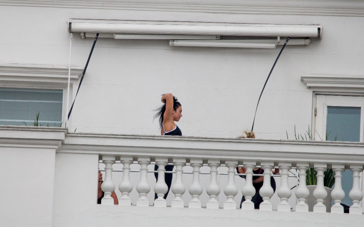 Dua Lipa faz ioga na varanda do Copacabana Palace, na Zona Sul, ap&oacute;s se apresentar no Rock in Rio