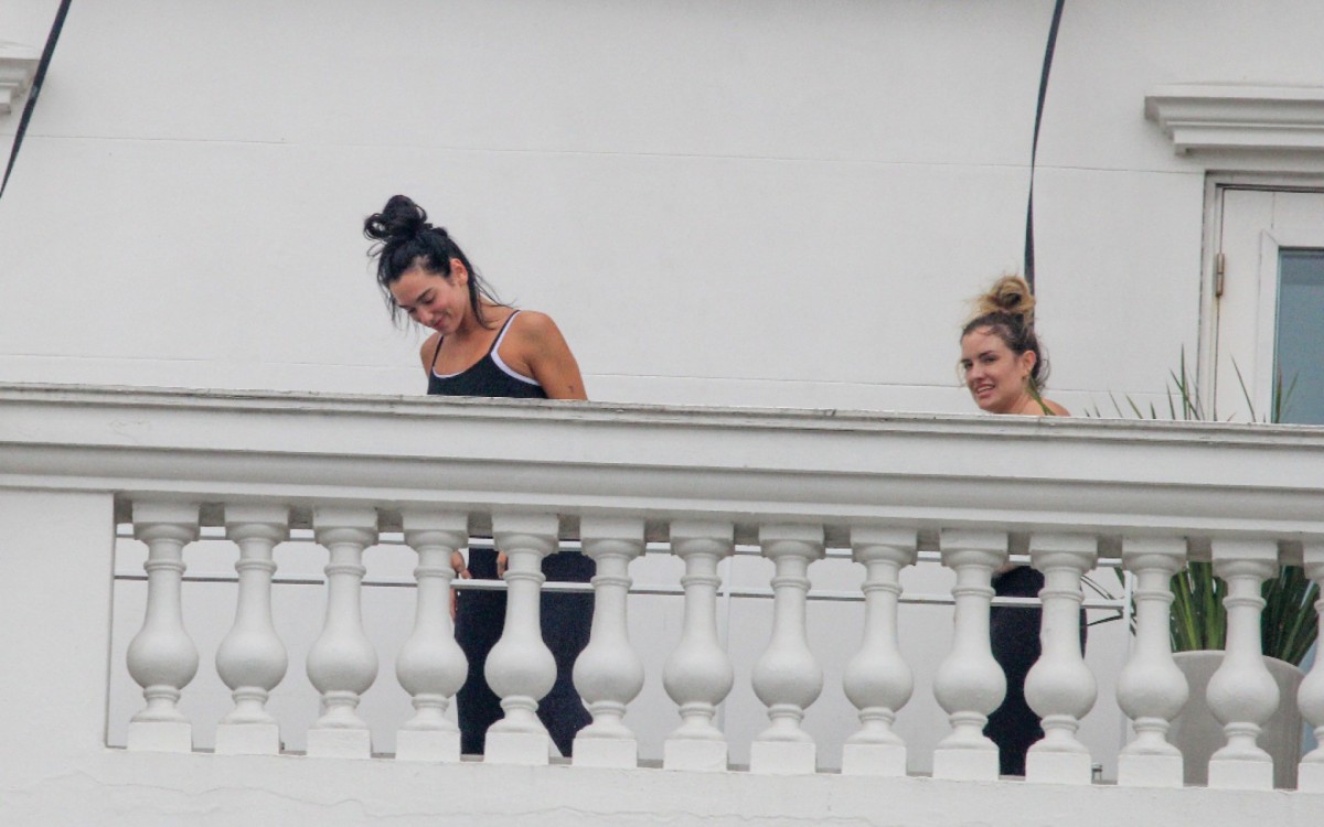 Dua Lipa faz ioga na varanda do Copacabana Palace, na Zona Sul, ap&oacute;s se apresentar no Rock in Rio