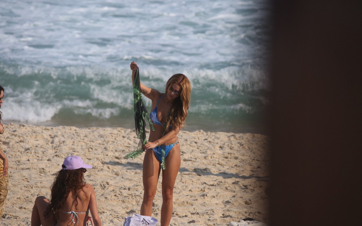 Ap&oacute;s show no Rock in Rio, Rita Ora curte Praia de S&atilde;o Conrado, na Zona Sul da cidade