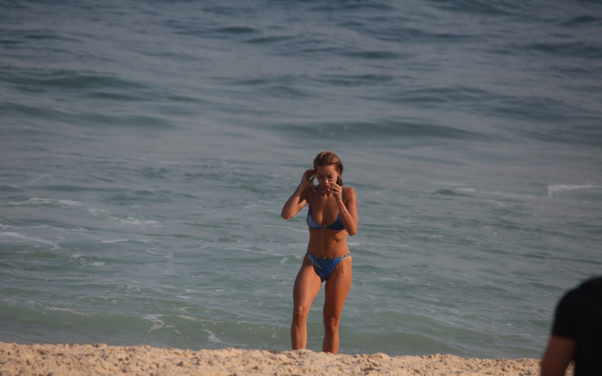 Ap&oacute;s show no Rock in Rio, Rita Ora curte Praia de S&atilde;o Conrado, na Zona Sul da cidade