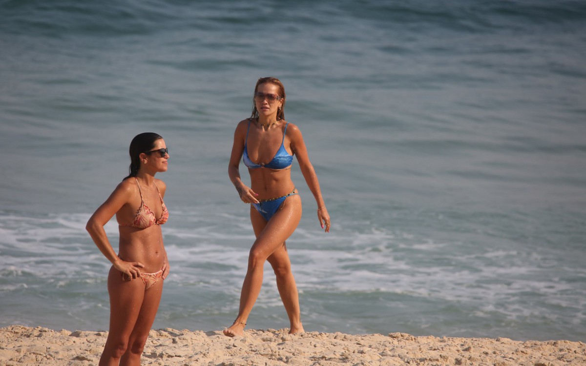 Ap&oacute;s show no Rock in Rio, Rita Ora curte Praia de S&atilde;o Conrado, na Zona Sul da cidade