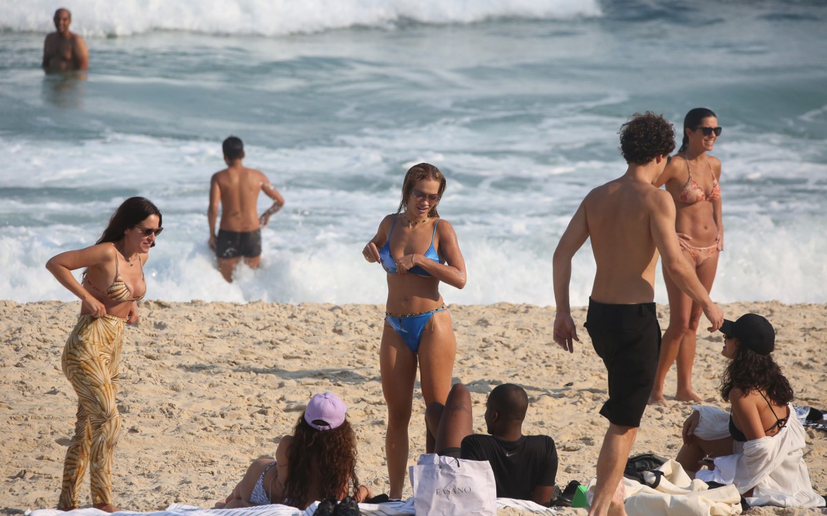 Ap&oacute;s show no Rock in Rio, Rita Ora curte Praia de S&atilde;o Conrado, na Zona Sul da cidade