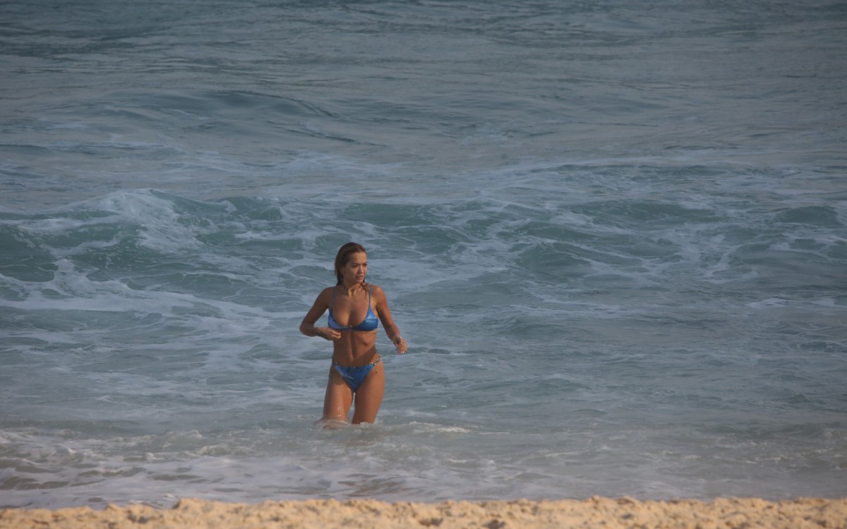 Ap&oacute;s show no Rock in Rio, Rita Ora curte Praia de S&atilde;o Conrado, na Zona Sul da cidade