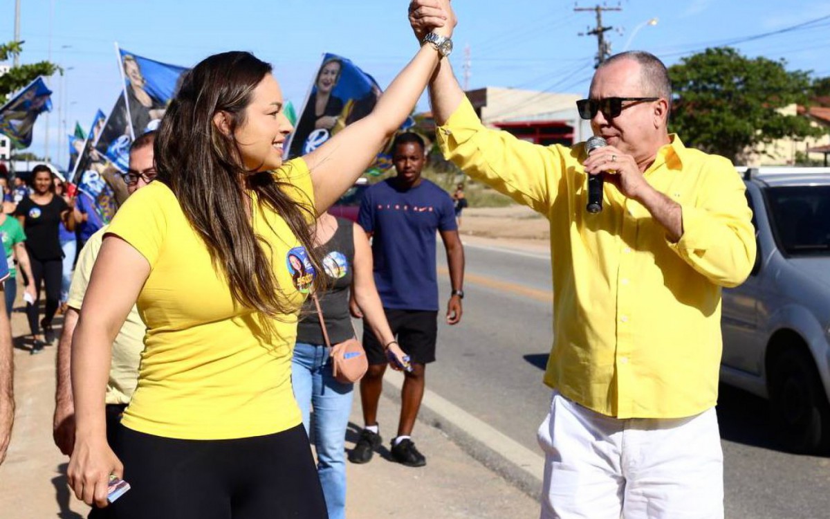 Ao seu lado nesta caminhada est&atilde;o o ex-prefeito da cidade, Chiquinho da Educa&ccedil;&atilde;o e a sua esposa, a prefeita Livia