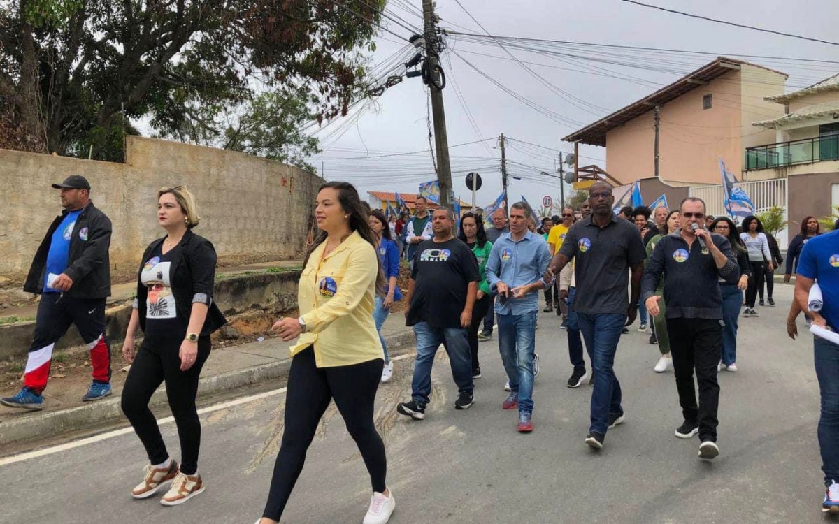 Ao seu lado nesta caminhada est&atilde;o o ex-prefeito da cidade, Chiquinho da Educa&ccedil;&atilde;o e a sua esposa, a prefeita Livia