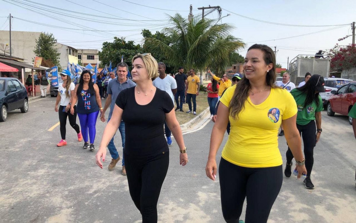 Ao seu lado nesta caminhada est&atilde;o o ex-prefeito da cidade, Chiquinho da Educa&ccedil;&atilde;o e a sua esposa, a prefeita Livia