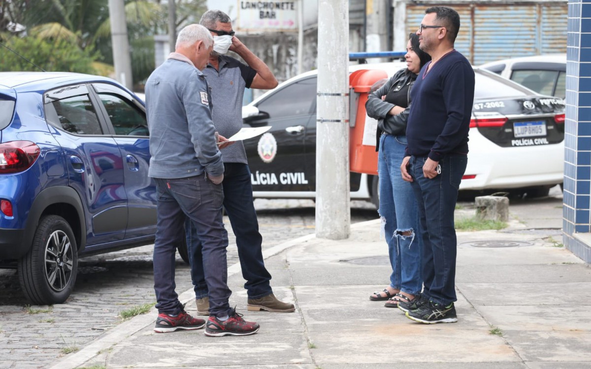 Parentes e familiares de Miguel de Lima, de 29 anos, estiveram no Instituto M&eacute;dico Legal (IML) de Nova Igua&ccedil;u para a libera&ccedil;&atilde;o do corpo