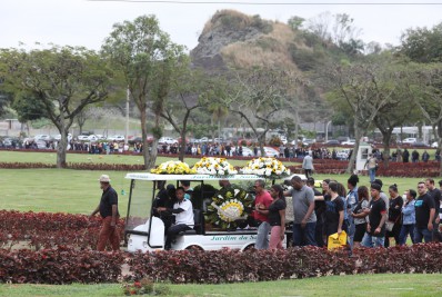 Pai de professor morto em Honório Gurgel desabafa em enterro: 'Estou muito mal, nunca imaginei'  