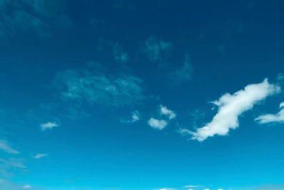 Gabriela Pugliesi divulga clique tomando sol com barrigão de grávida na Bahia