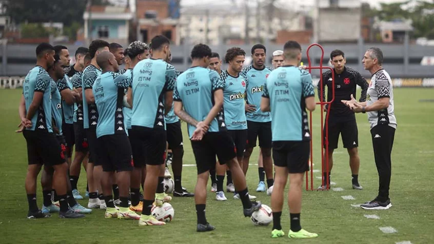 Quatro jogadores são reintegrados e voltam a treinar com o elenco do Vasco