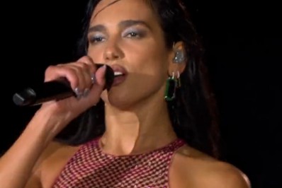 Dua Lipa pede para atrasar transmissão de show e fãs se revoltam nas redes sociais