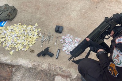 PM apreende pistola e drogas na Chatuba de Mesquita