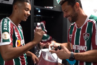 Bastidores: Fred faz a função de roupeiro em visita ao vestiário do Fluminense