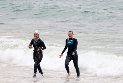 Bruna Linzmeyer mergulha no mar de Copacabana e deixa os seios de fora