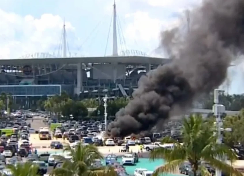 Vídeo: incêndio atinge estacionamento de estádio durante jogo da NFL