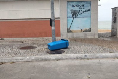 Lixeiras são vandalizadas na Orla de Rio das Ostras