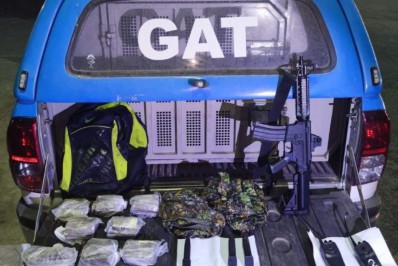 PM apreende réplica de fuzil, drogas e munições após troca de tiros com criminosos em Cabo Frio