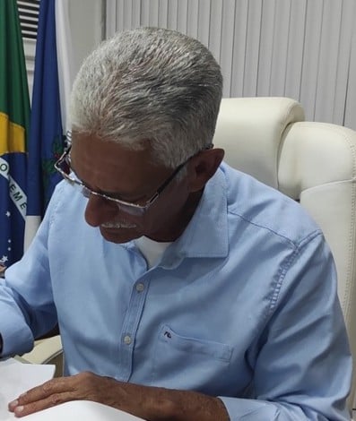 O prefeito Capitão Nelson assinou a reposição salarial para o funcionalismo.