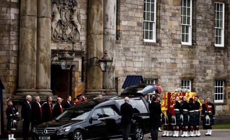Cortejo chega ao palácio de Holyroodhouse, em Edimburgo - Reprodução