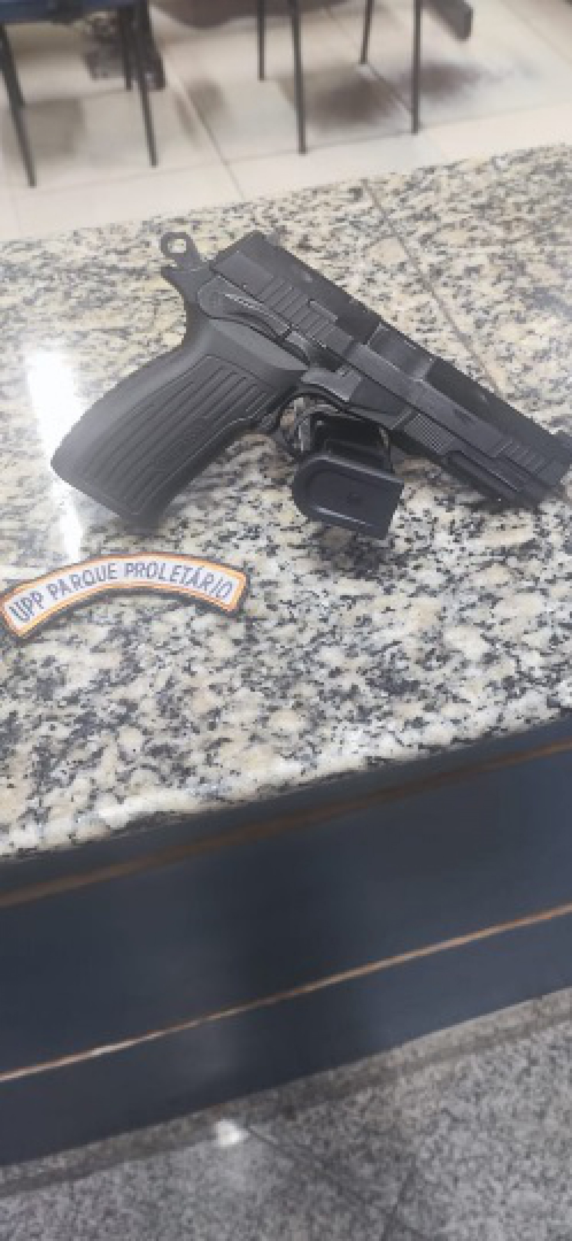 Homem é preso com arma por agentes da UPP - Divulgação