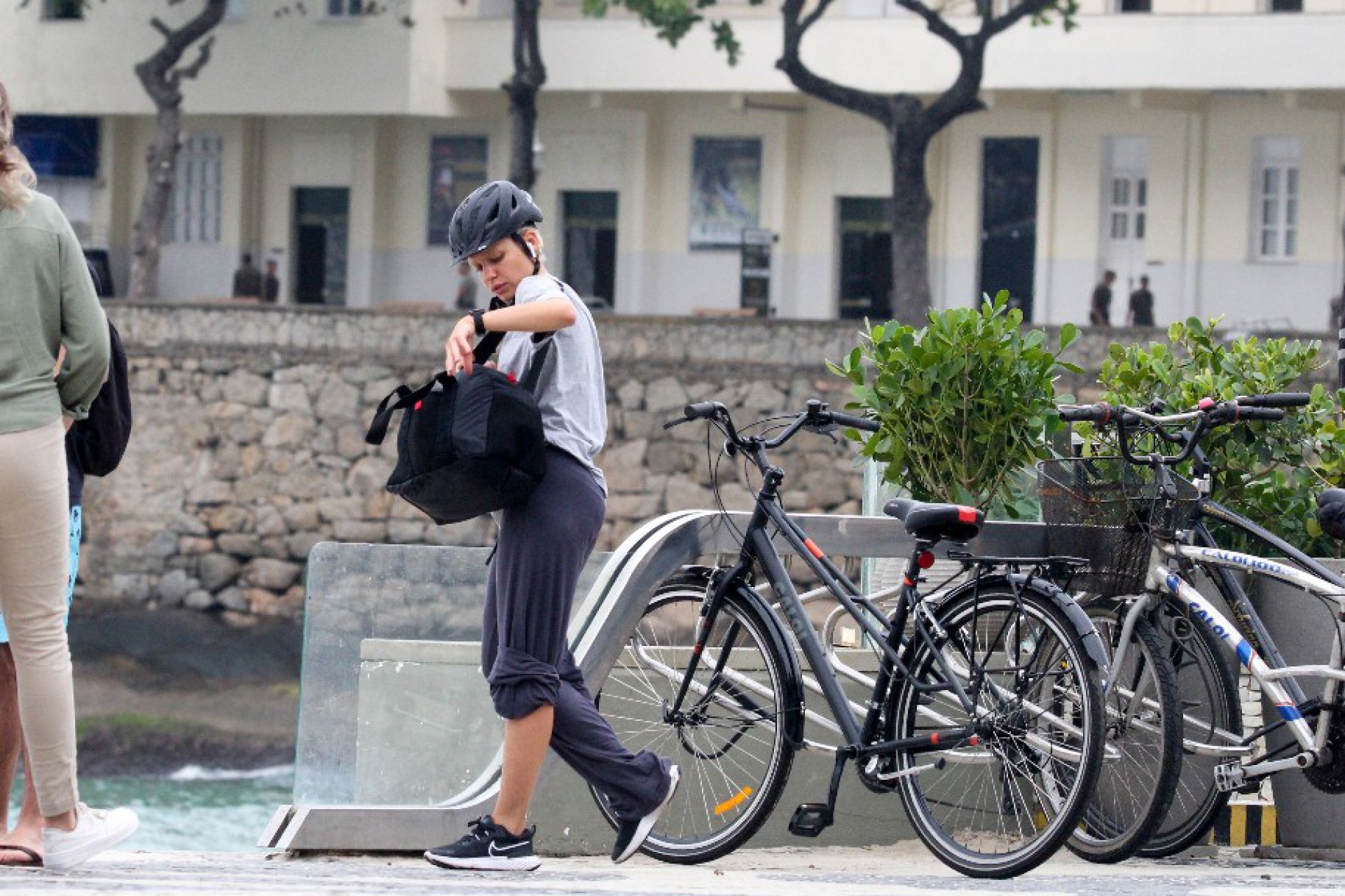 Bruna Linzmeyer faz atividade física no mar da Praia do Copacabana e deixa os seios de fora. -  JC PEREIRA/ AGNEWS