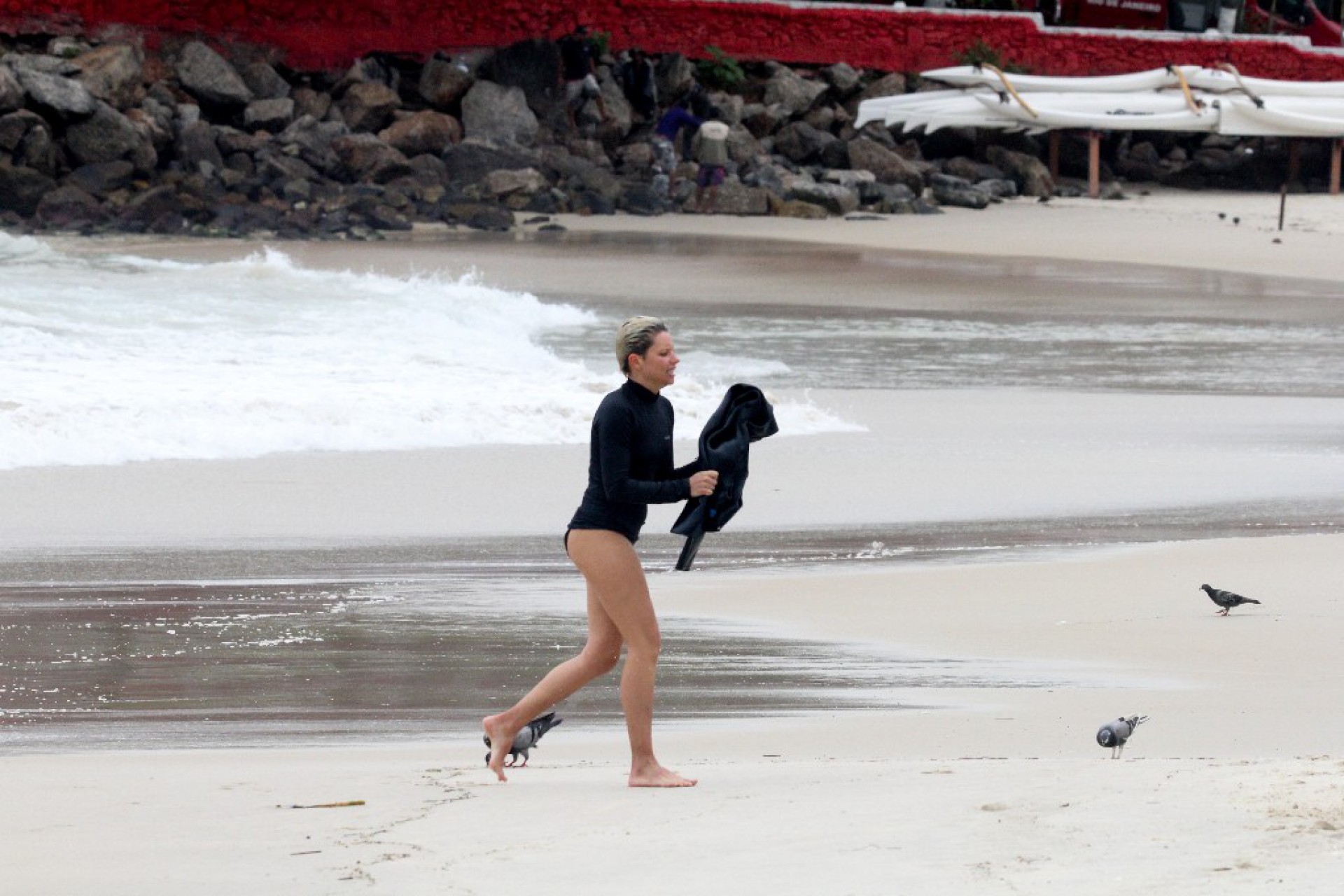 Bruna Linzmeyer faz atividade física no mar da Praia do Copacabana e deixa os seios de fora. -  JC PEREIRA/ AGNEWS