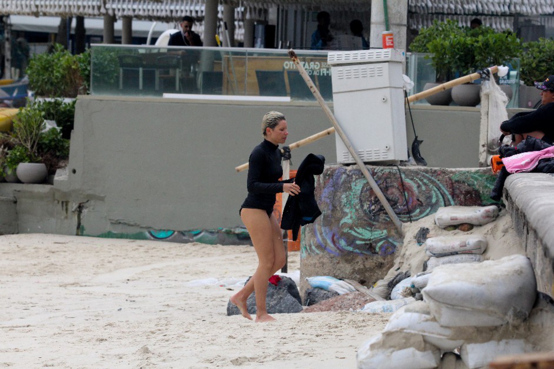 Bruna Linzmeyer faz atividade física no mar da Praia do Copacabana e deixa os seios de fora. -  JC PEREIRA/ AGNEWS