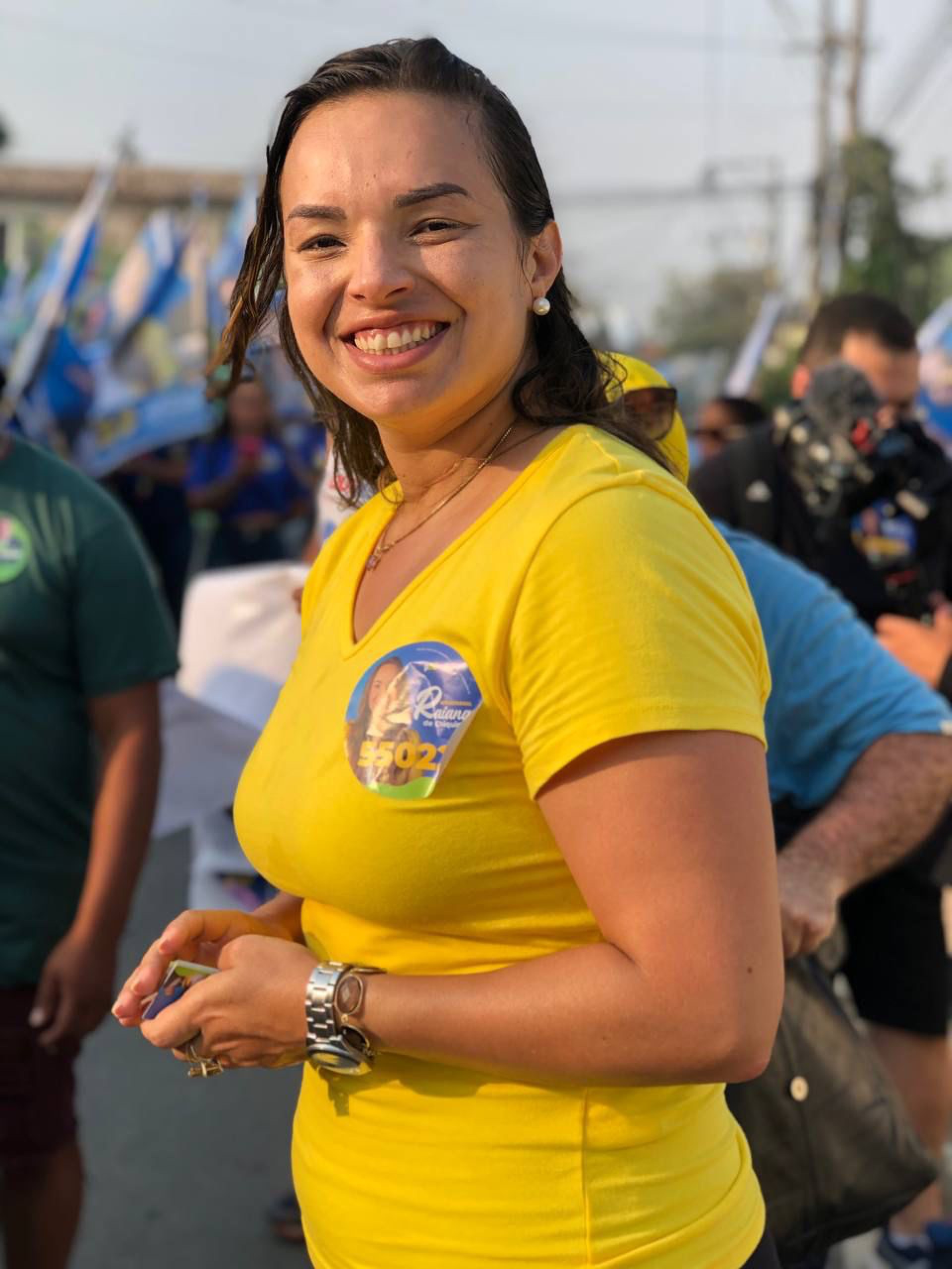 Ao seu lado nesta caminhada est&atilde;o o ex-prefeito da cidade, Chiquinho da Educa&ccedil;&atilde;o e a sua esposa, a prefeita Livia